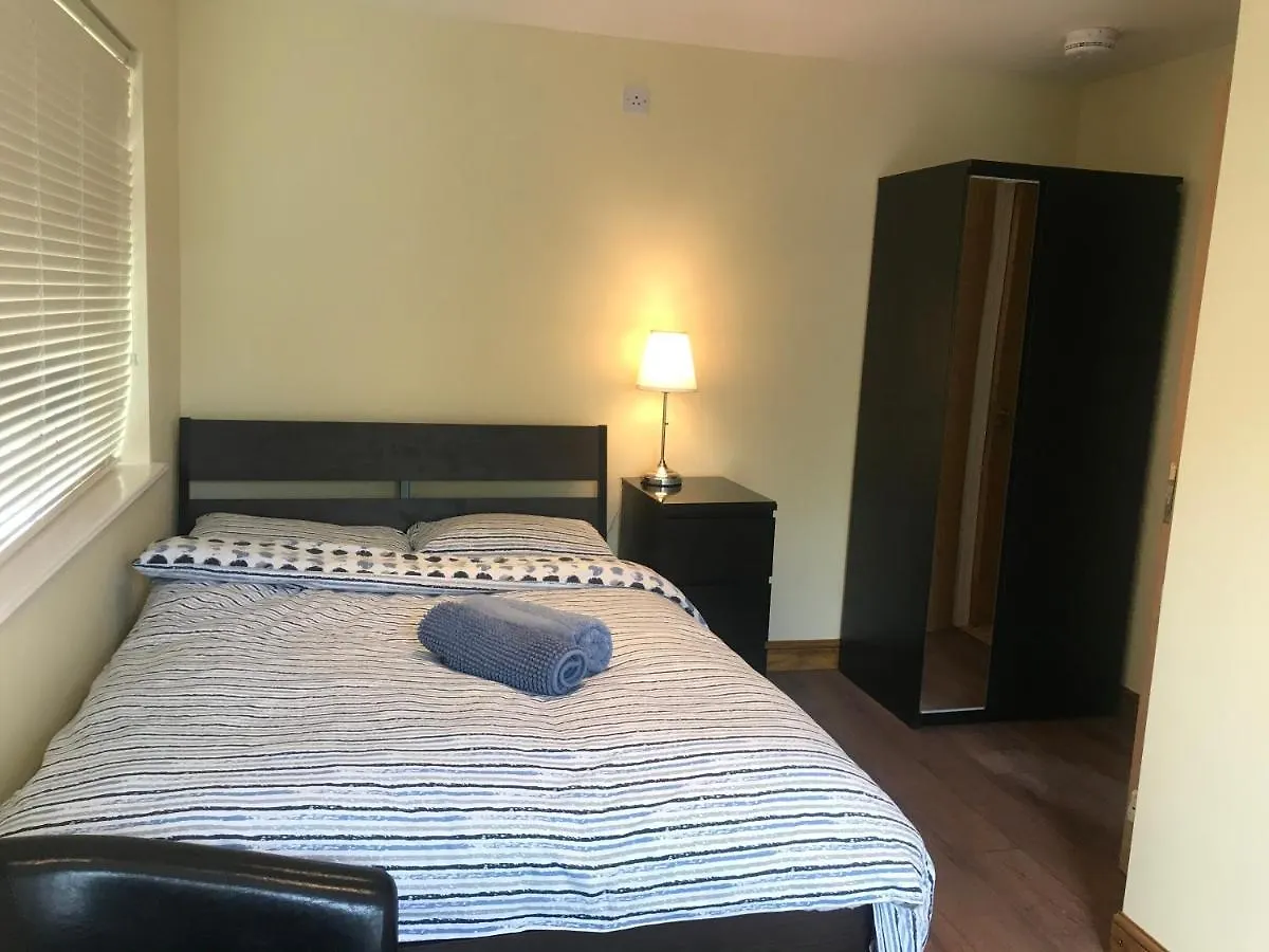 Studio-1-Staines/Heathrow/London-Own Entrance Apartment