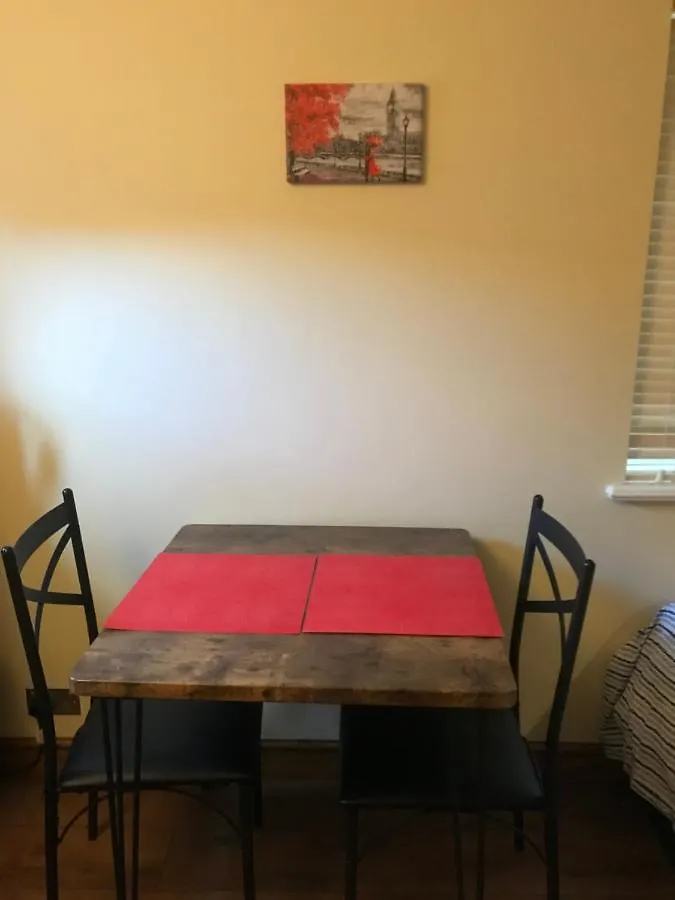 Studio-1-Staines/Heathrow/London-Own Entrance Apartment