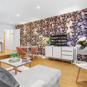Modern One Bedroom Flat - Near Heathrow, Windsor Castle, Thorpe Park - London Tw18 Apartment
