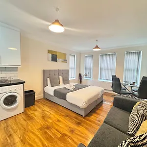 Near Heathrow! Pristine, Convenient & Only 5 Mins To The Terminals Homestay