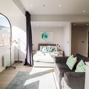 Stunning - Free Parking And Wifi Included! Apartment
